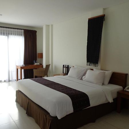 Luwansa Beach Hotel Labuan Bajo Exteriör bild