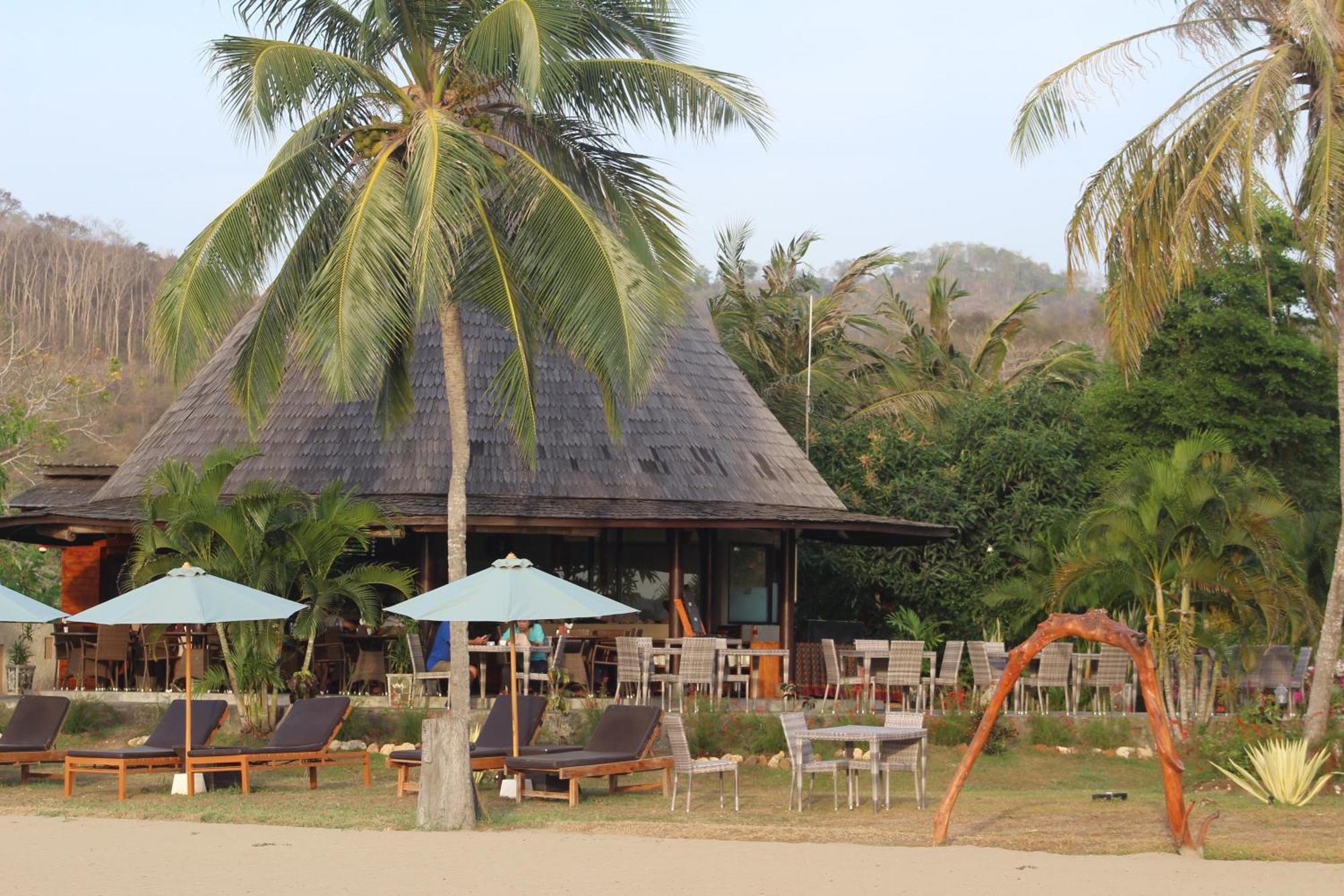 Luwansa Beach Hotel Labuan Bajo Exteriör bild