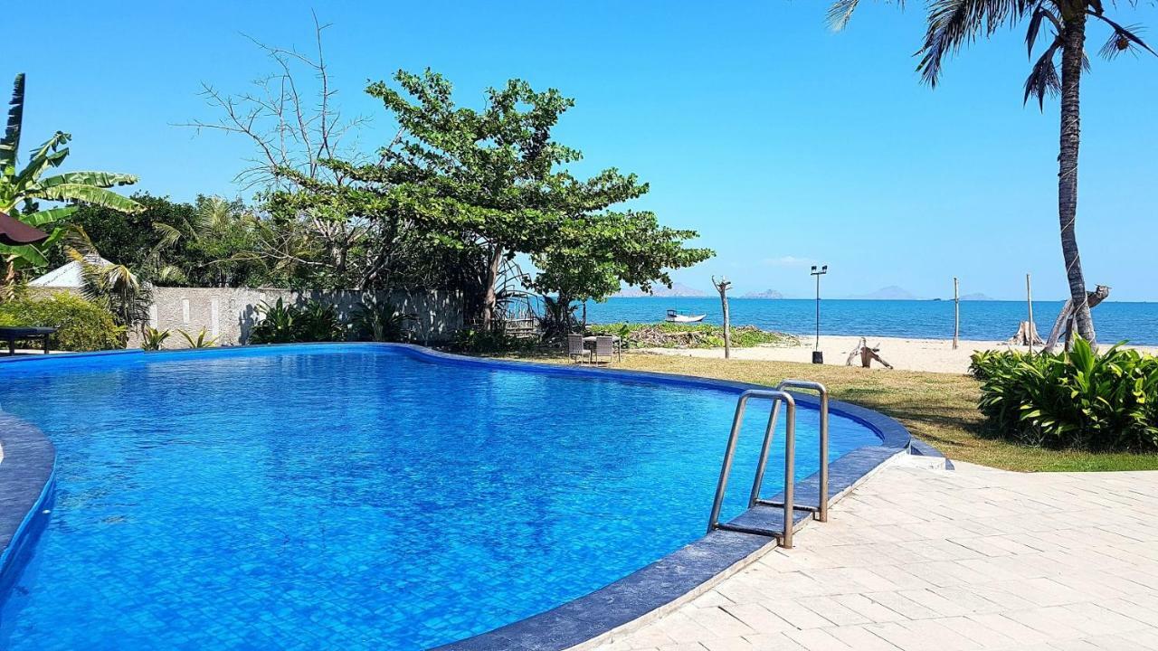 Luwansa Beach Hotel Labuan Bajo Exteriör bild